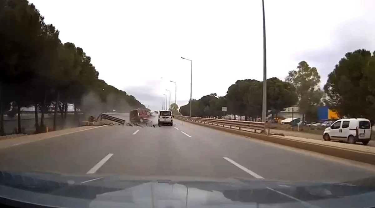 Antalya\'da Kaza Sonucu Ağır Yaralanan Sürücü Hayatını Kaybetti
