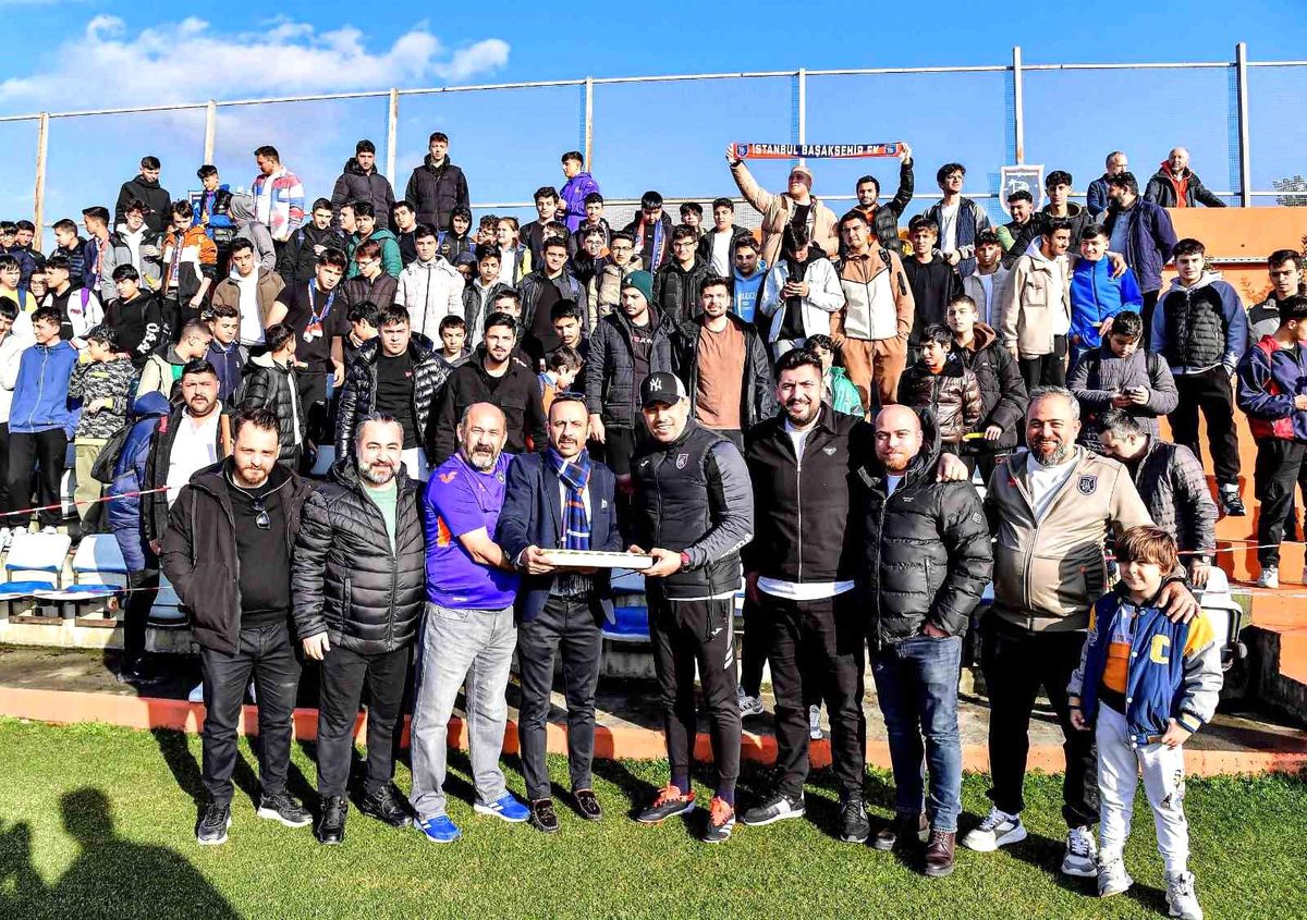 Başakşehir taraftarları antrenman öncesi takıma moral ziyaretinde bulundu