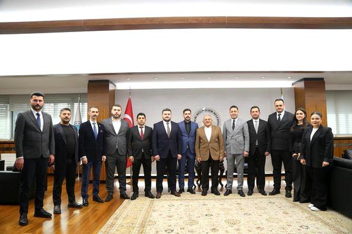 Kayseri Büyükşehir Belediye Başkanı Dr. Memduh Büyükkılıç, Ülkü Ocakları İl Başkanı ve Yönetimini Kabul Etti