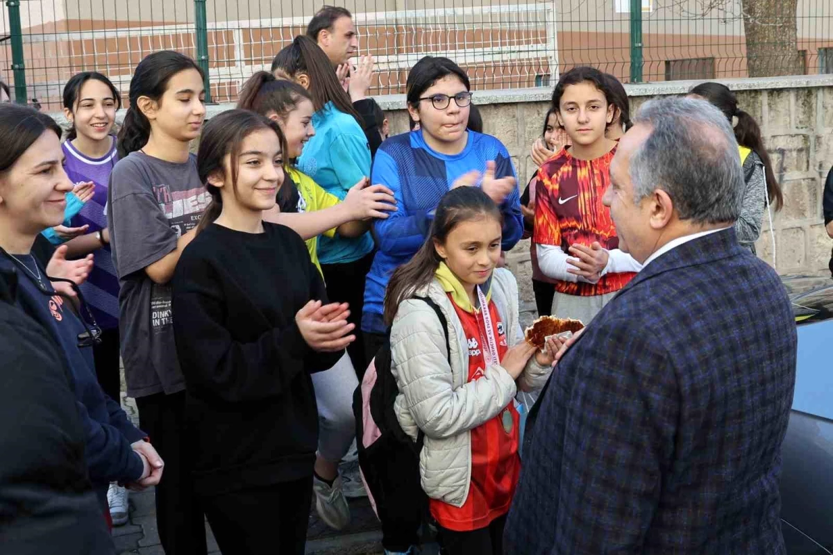 Talas Belediye Başkanı Mustafa Yalçın, 75. Yıl Mühibe Germirli Ortaokulu Futbol Takımı\'nı Ziyaret Etti