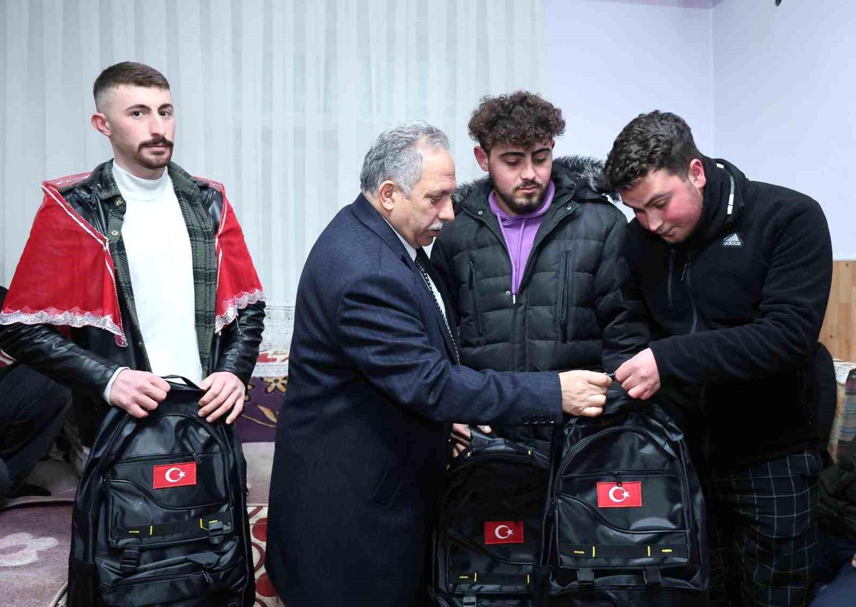 Talas Belediye Başkanı Mustafa Yalçın, Gençlere Askeri Malzeme Çantası Hediye Etti