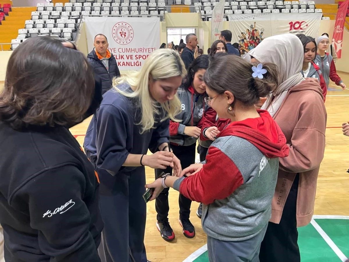 Beşiktaş Kadın Basketbol Takımı Depremzedelerle Buluştu