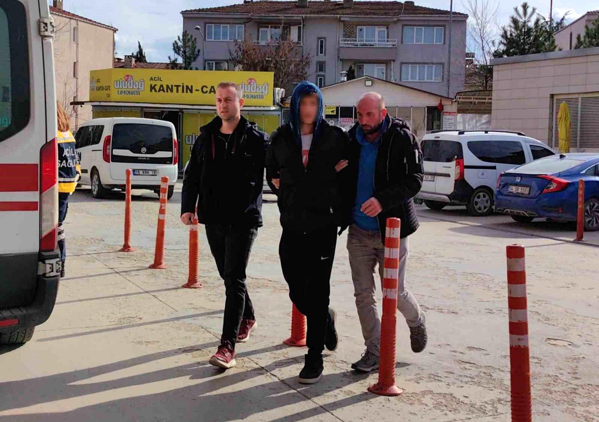 İnegöl\'de Bıçaklı Saldırgan Metruk Evde Yakalandı