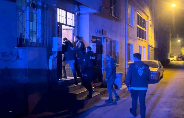 Cinnet getiren adam, 7 yaşındaki çocuğunun gözleri önünde anne, baba ve kardeşini tüfekle öldürdü Cinnet getiren adam, 7 yaşındaki çocuğunun gözleri önünde anne, baba ve kardeşini tüfekle öldürdü