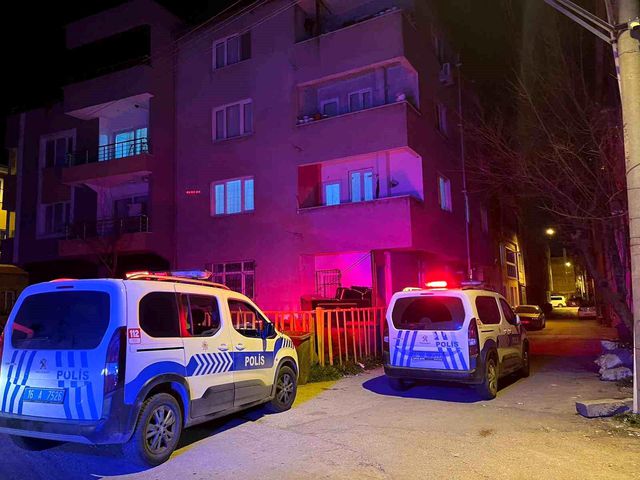 Cinnet getiren adam, 7 yaşındaki çocuğunun gözleri önünde anne, baba ve kardeşini tüfekle öldürdü Cinnet getiren adam, 7 yaşındaki çocuğunun gözleri önünde anne, baba ve kardeşini tüfekle öldürdü
