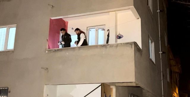 7 yaşındaki çocuğunun gözleri önünde anne ve babasını tüfekle, kardeşini boğazını keserek öldürdü 7 yaşındaki çocuğunun gözleri önünde anne ve babasını tüfekle, kardeşini boğazını keserek öldürdü