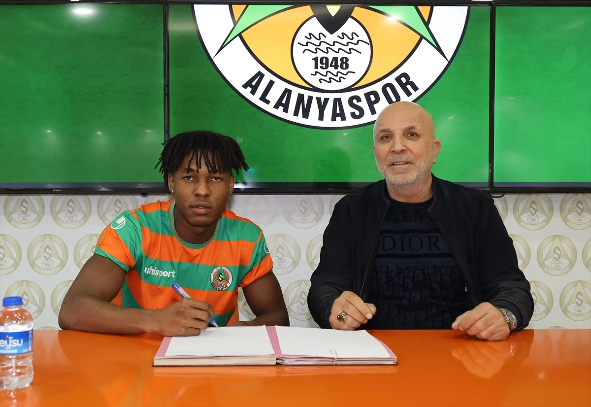 Corendon Alanyaspor, Daniel Kehinde Akinlosotu ile sözleşme imzaladı