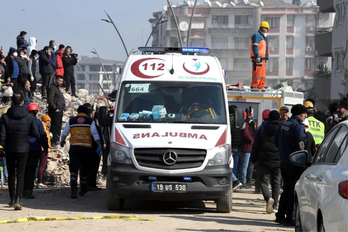 İstanbul\'da yaşayan doktor, depremde ailesini aramak için 20 km yürüdü