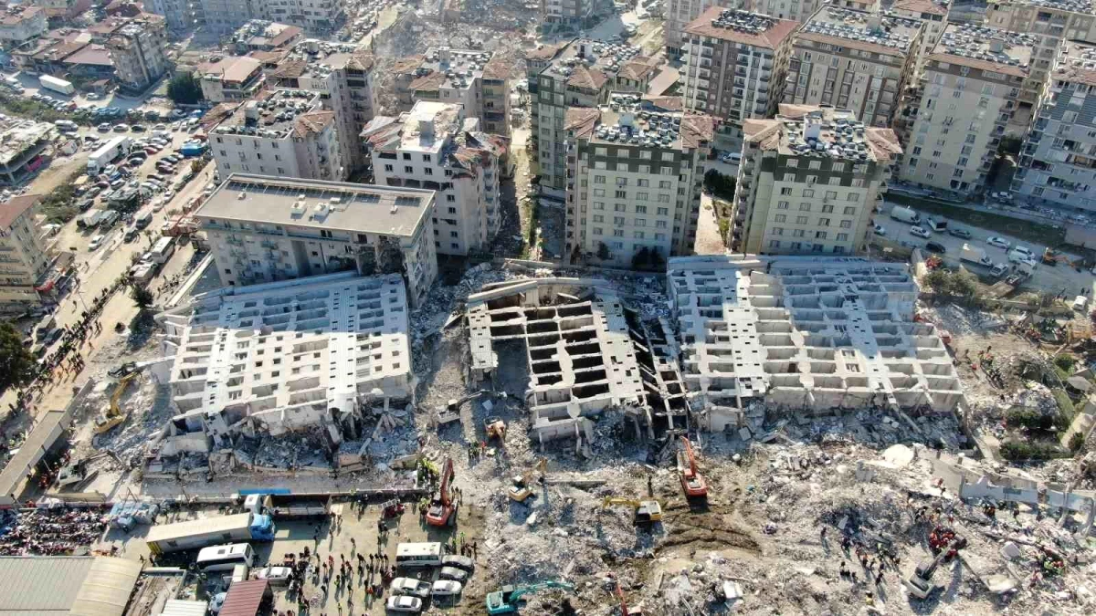 Hatay\'da Rönesans Rezidans depreminde kaybettikleri anlatan bir kadın