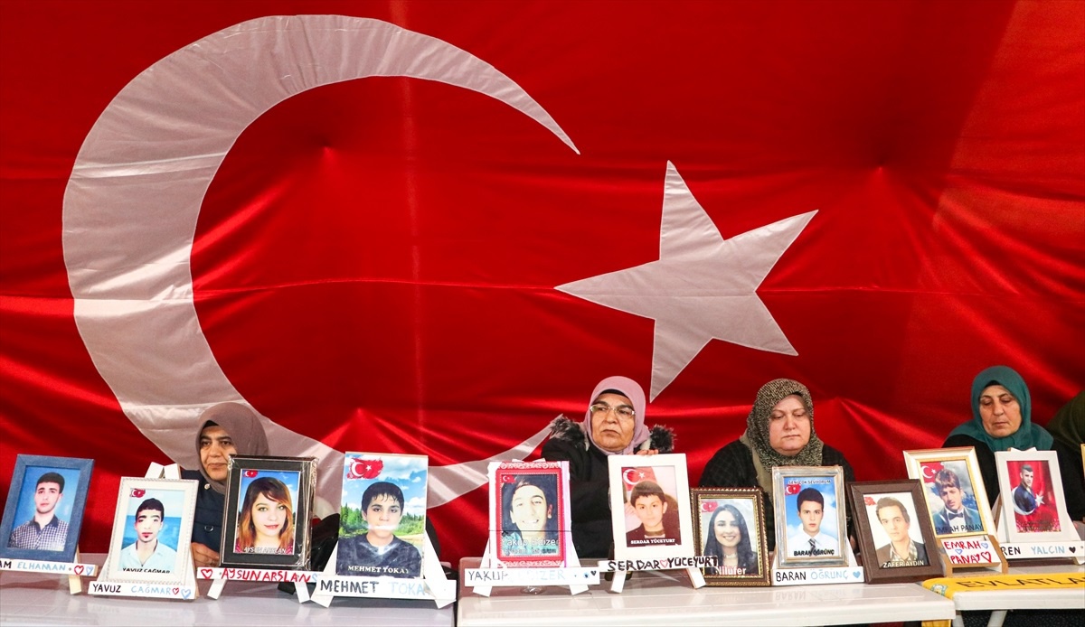 Diyarbakır Anneleri HDP İl Binası Önünde Oturma Eylemini Sürdürüyor