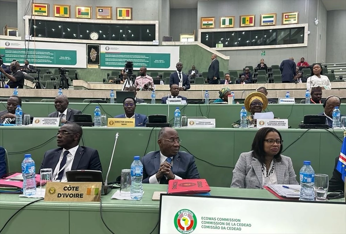 ECOWAS ülkeleri, Mali, Burkina Faso ve Nijer\'in ayrılma kararını görüşmek üzere bir araya geldi
