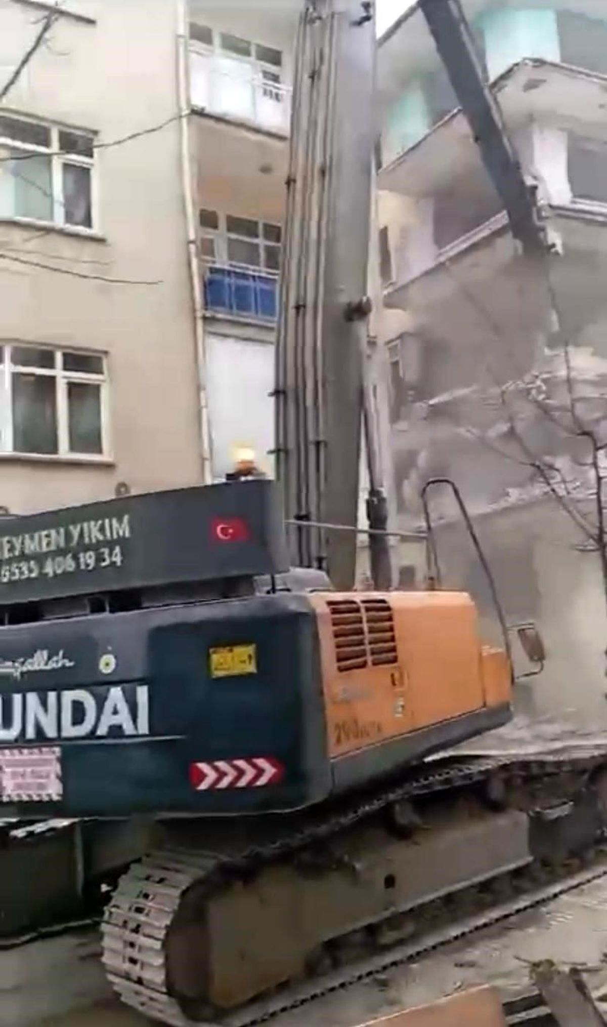Kahramanmaraş merkezli depremlerde Elazığ\'da ağır hasar alan bina, iş makinesinin dokunmasıyla yerle bir oldu