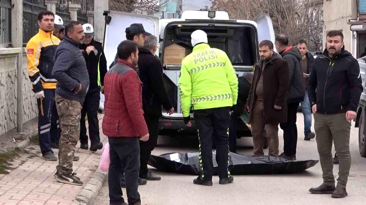 Elazığ\'da pikabın altında kalan 80 yaşındaki yaşlı adam hayatını kaybetti