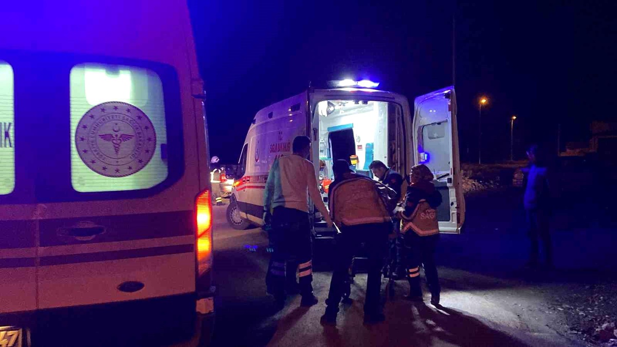 Erzincan\'da Otomobil Çarpışması Sonucu 3 Kişi Yaralandı