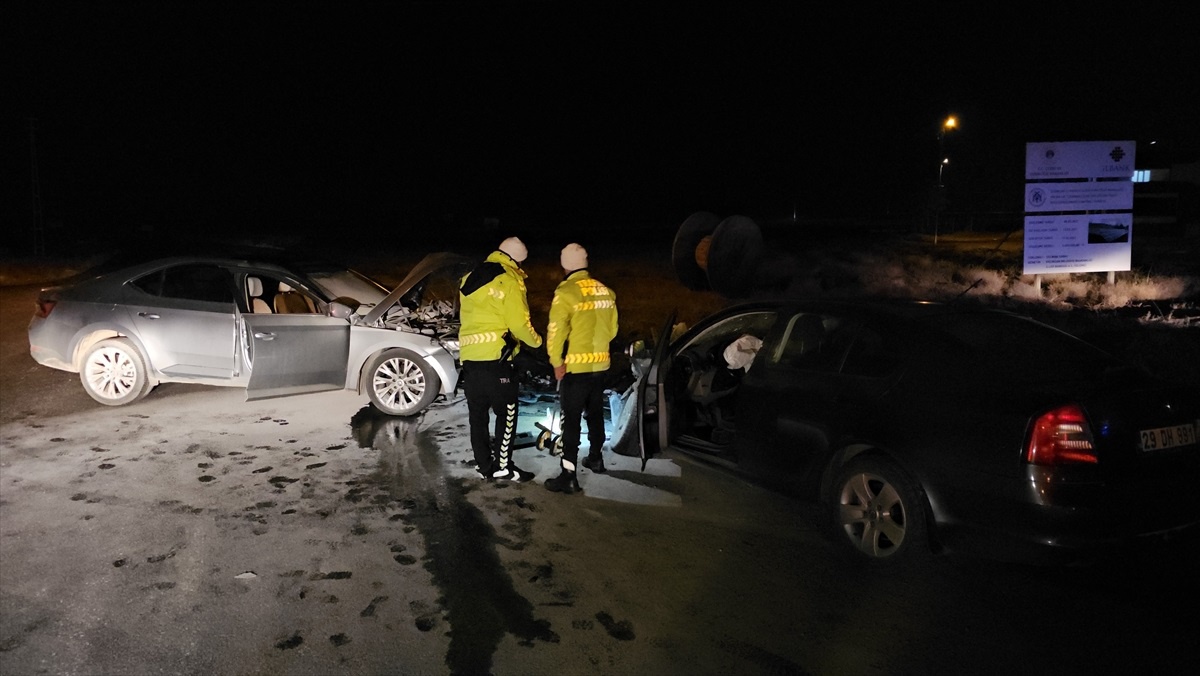 Erzincan\'da iki otomobilin çarpıştığı kazada 1\'i ağır 3 kişi yaralandı