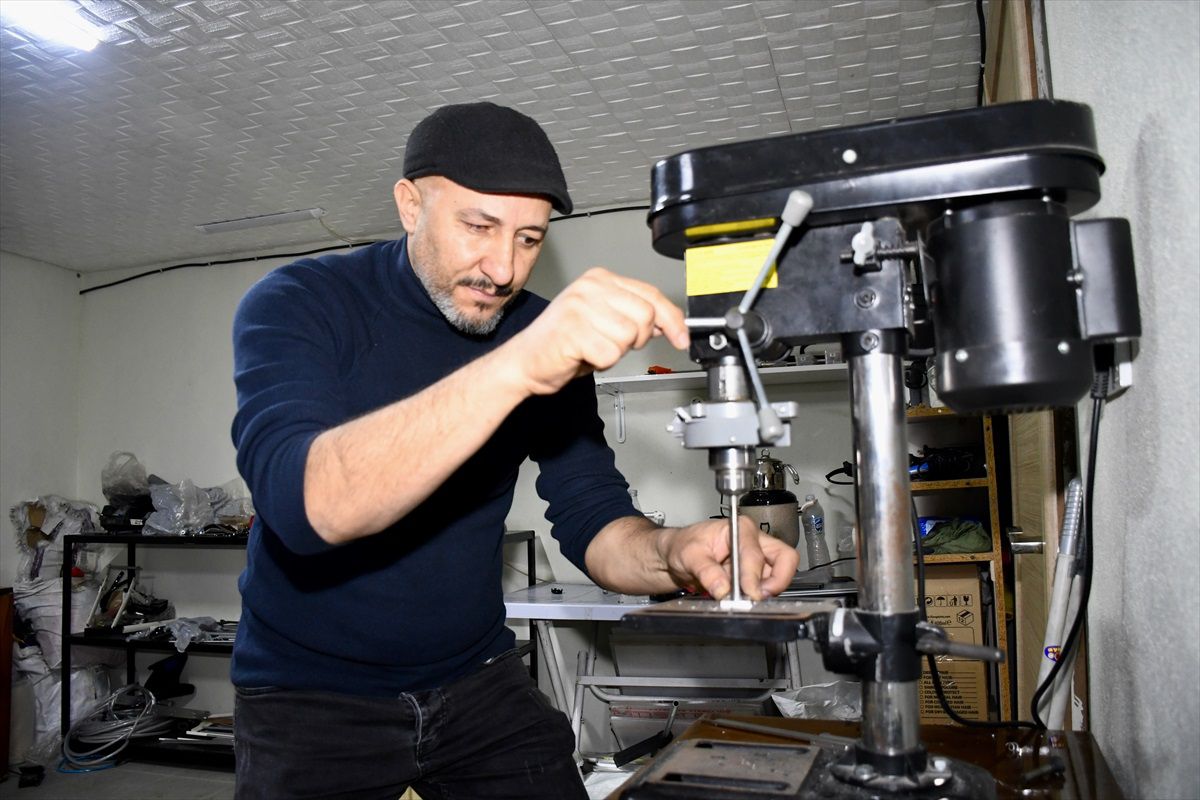 Felçli ve ampute hayvanlar için yürüteç üreten fabrika işçisi 700\'den fazla canlının yürümesini sağladı