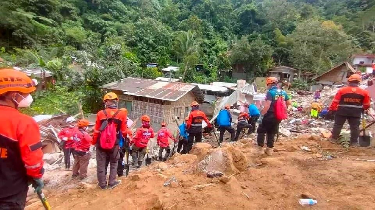 Filipinler\'de Maden Saha Yakınında Meydana Gelen Toprak Kayması Sonucu 10 Kişi Hayatını Kaybetti