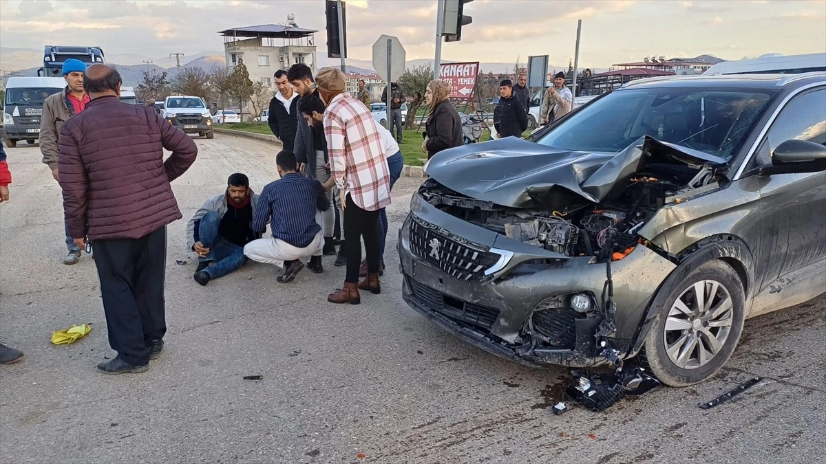 Gaziantep İslahiye\'de meydana gelen kazalarda 2 kişi yaralandı