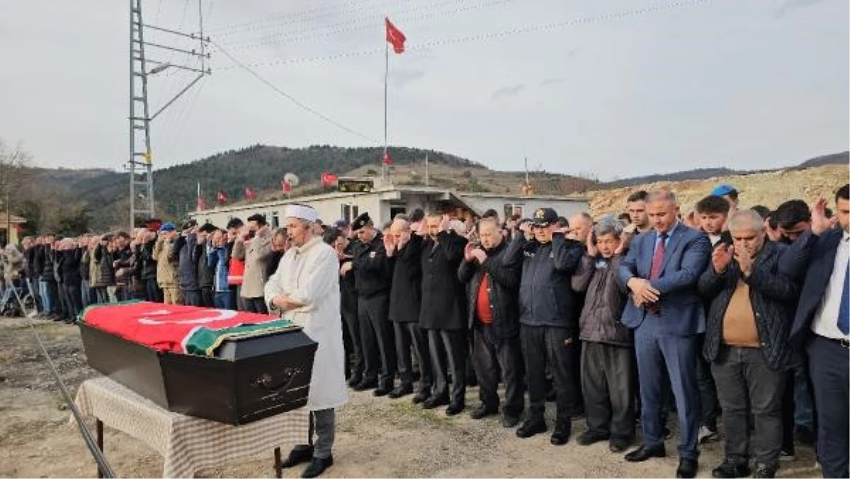 Zonguldak\'ta Maden Göçüğünde Hayatını Kaybeden İşçinin Cenazesi Toprağa Verildi