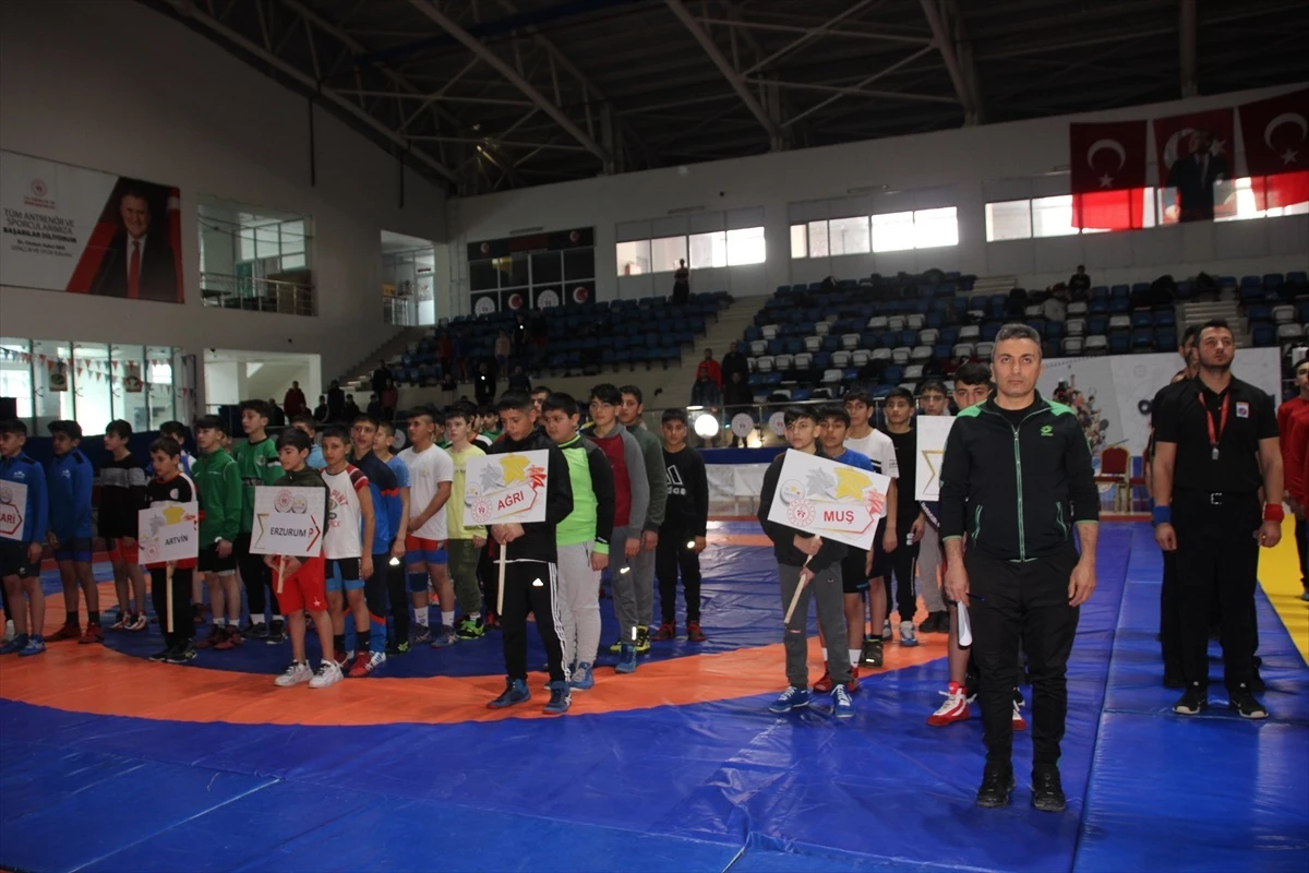 Hakkari\'de düzenlenen Okul Sporları Güreş Grup Müsabakaları başladı