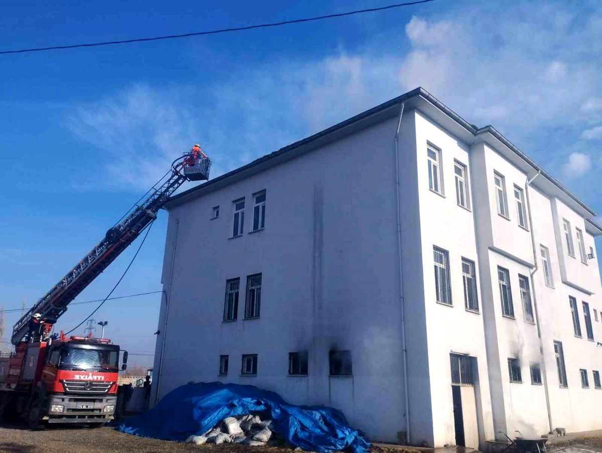 Iğdır\'da Ortaokulda Çıkan Yangın Kısa Sürede Söndürüldü