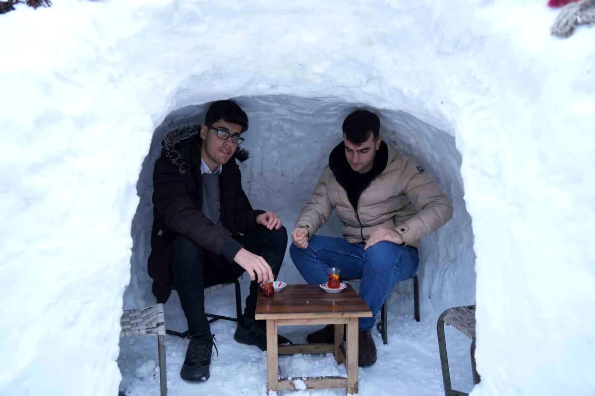 Muş\'ta Kar Yağışıyla İglo Kahvehane Büyük İlgi Gördü