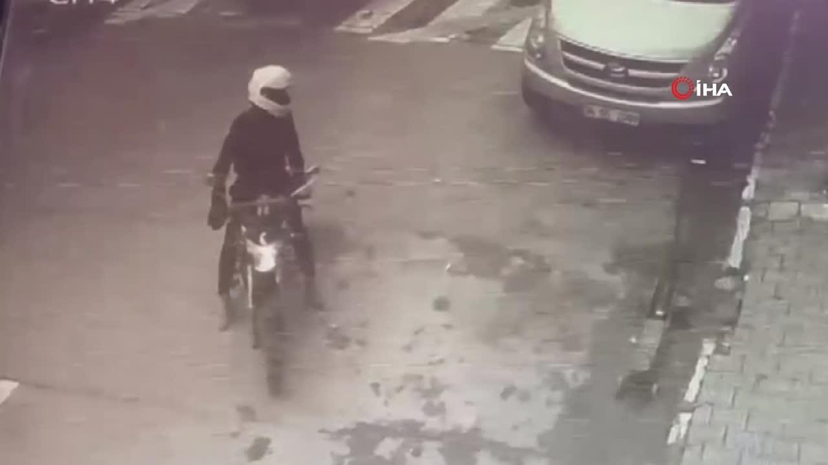 İki kız çocuğu elektrikli motosikleti iterek çalmaya çalışırken böyle yakalandı