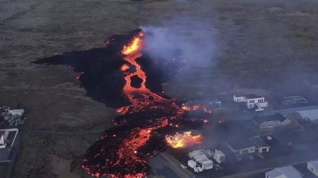 İzlanda'da Reykjanes yarımadasındaki yanardağ tekrar patladı