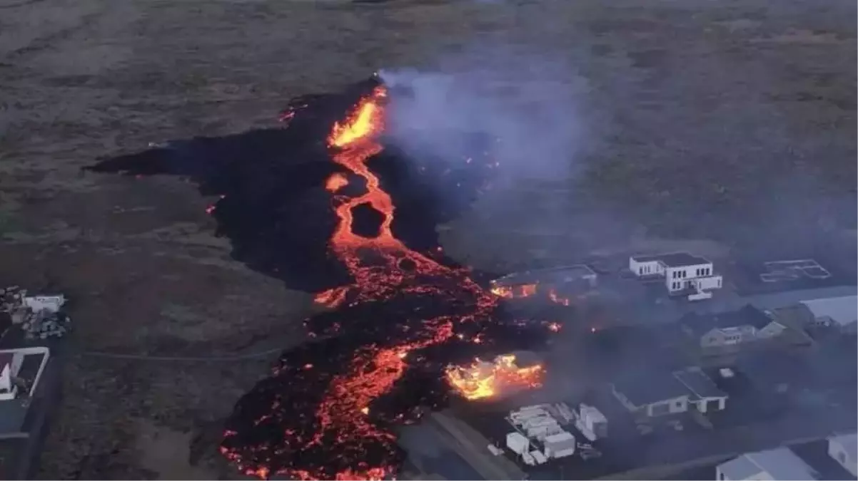 İzlanda\'da Reykjanes Yarımadasındaki Yanardağ Tekrar Patladı