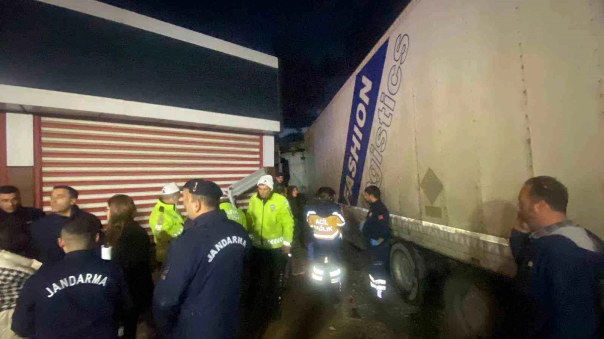İzmir Torbalı\'da Tır ve Servis Minibüsü Çarpıştı: 2 Ölü, 12 Yaralı