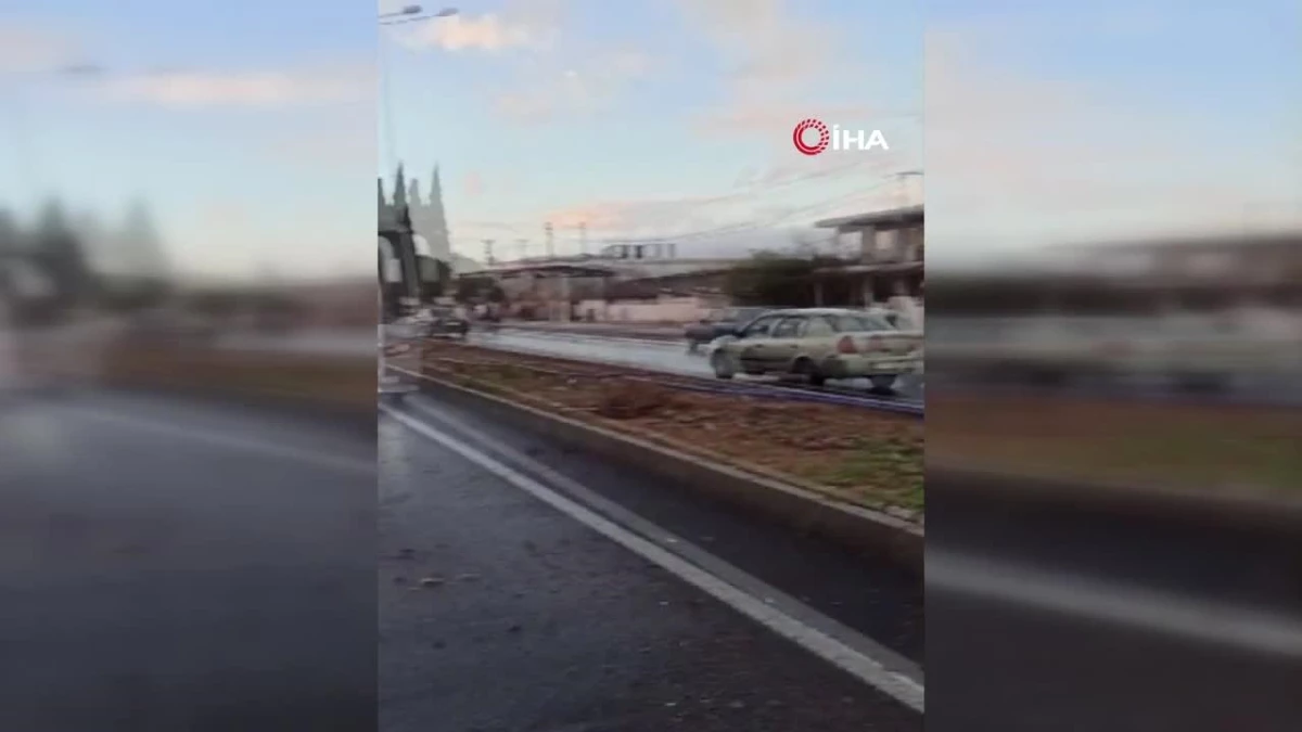 İzmir\'de karşı şeride geçen tır, servis minibüsüyle çarpıştı: 2 ölü, 12 yaralı