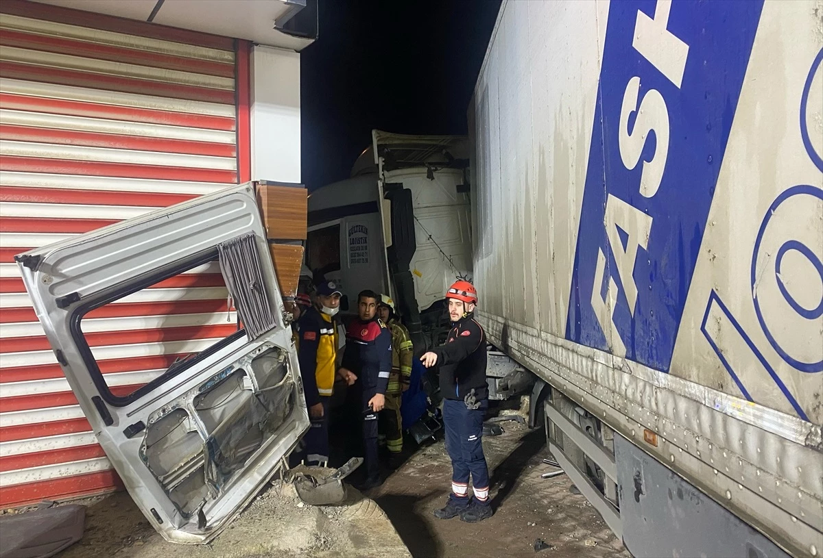 İzmir\'de Tırın Servis Minibüsüne Çarpması Sonucu 3 Kişi Hayatını Kaybetti