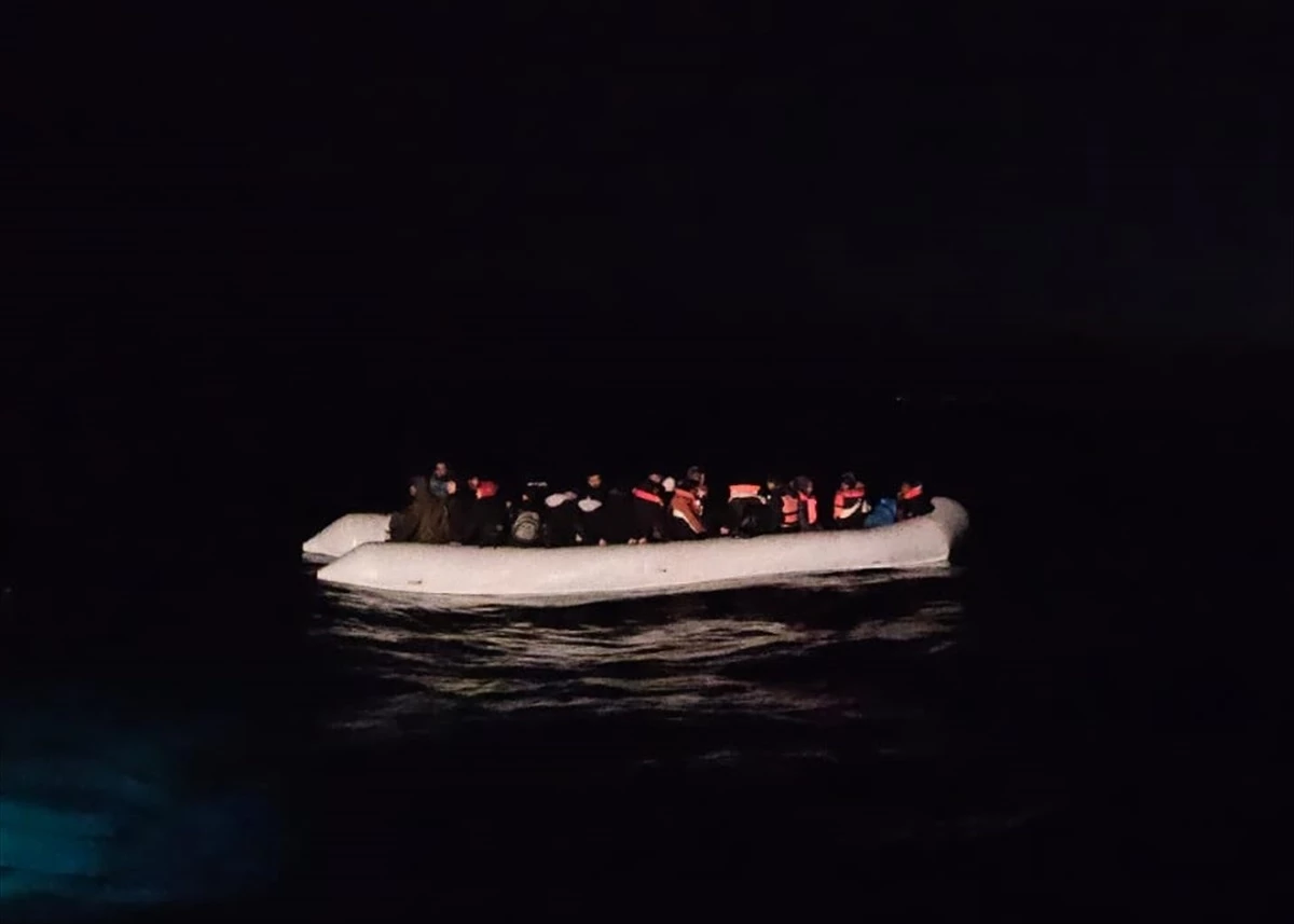 İzmir Karaburun açıklarında 67 düzensiz göçmen kurtarıldı