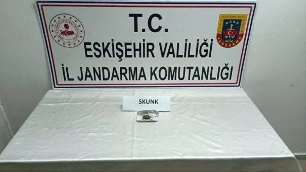 Eskişehir\'de Uyuşturucu Operasyonu: 2 Şüpheli Yakalandı, 3 Gram Skunk Ele Geçirildi