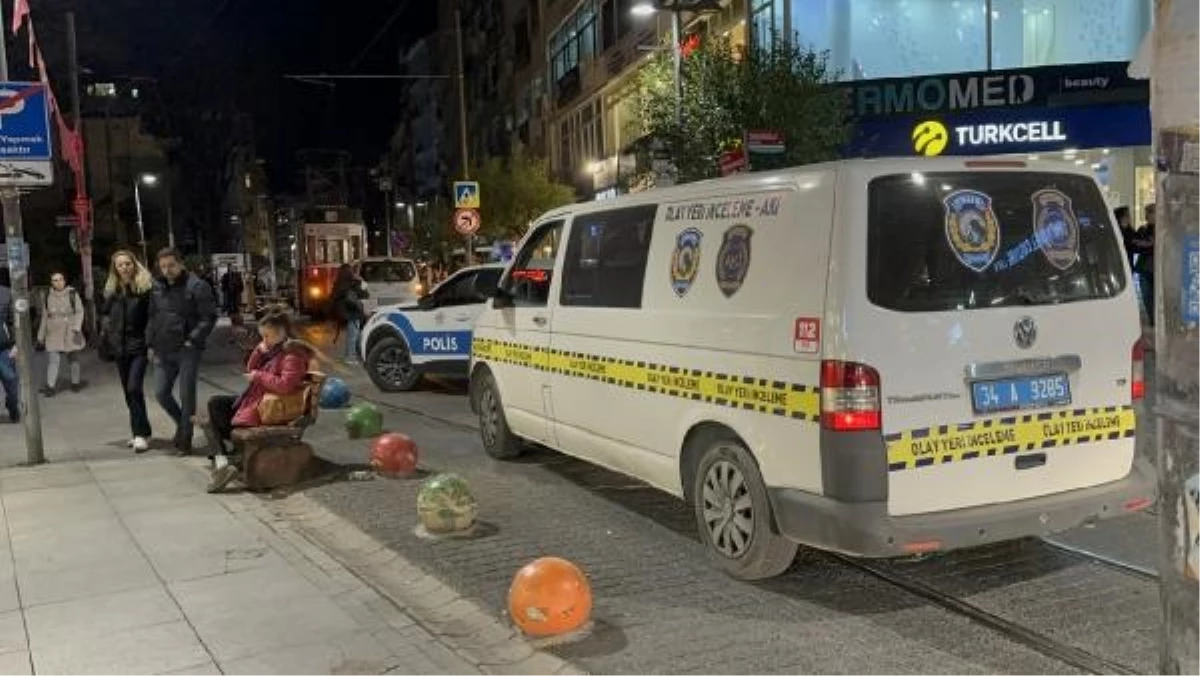 Kadıköy\'de Torununu Kurtaran Kadın Tramvay Kazasında Hayatını Kaybetti