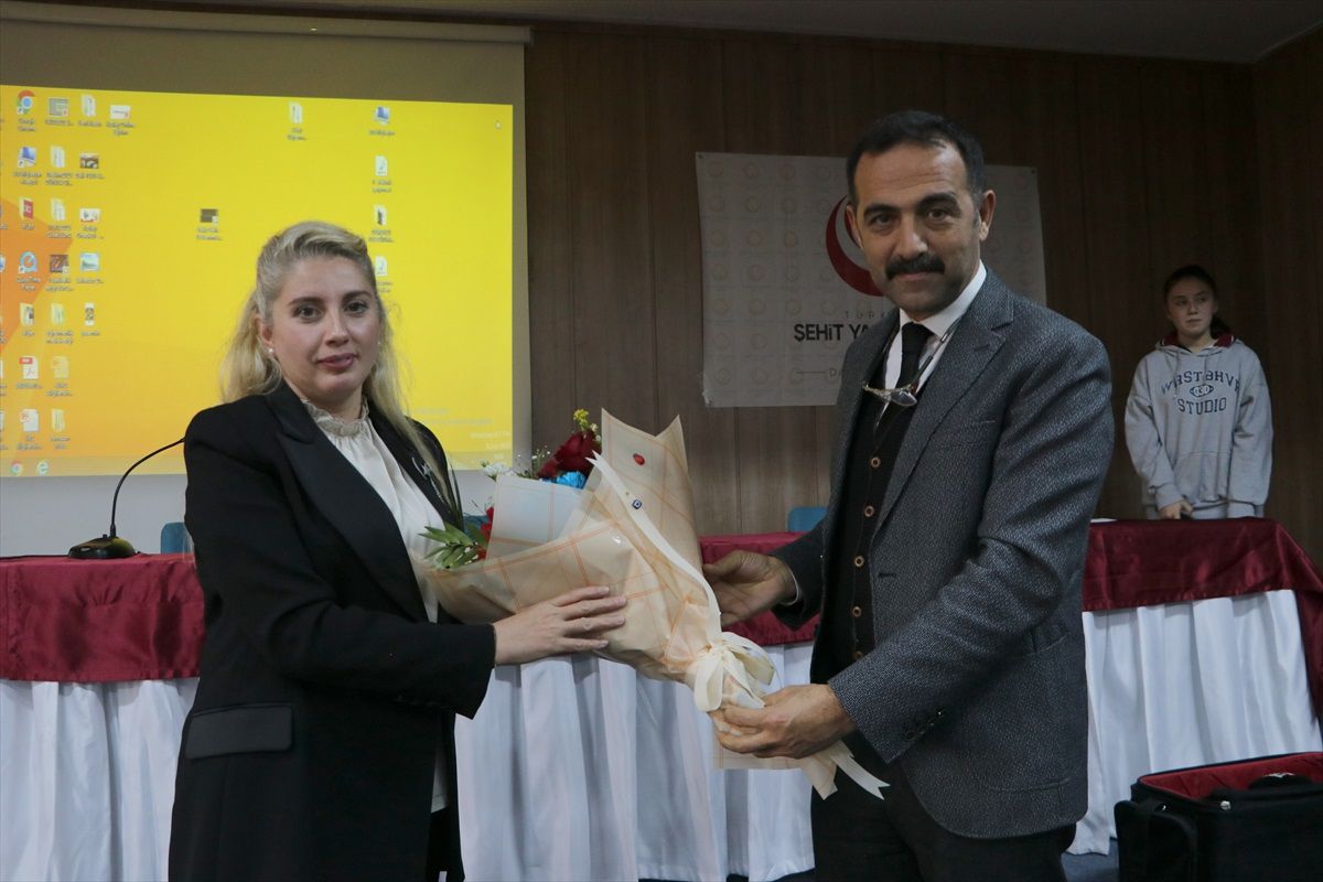 FETÖ Şehit Yakınları ve Gaziler Dayanışma Vakfı Başkanı Bilge Gürs, Kahramanmaraş\'ta öğrencilerle buluştu
