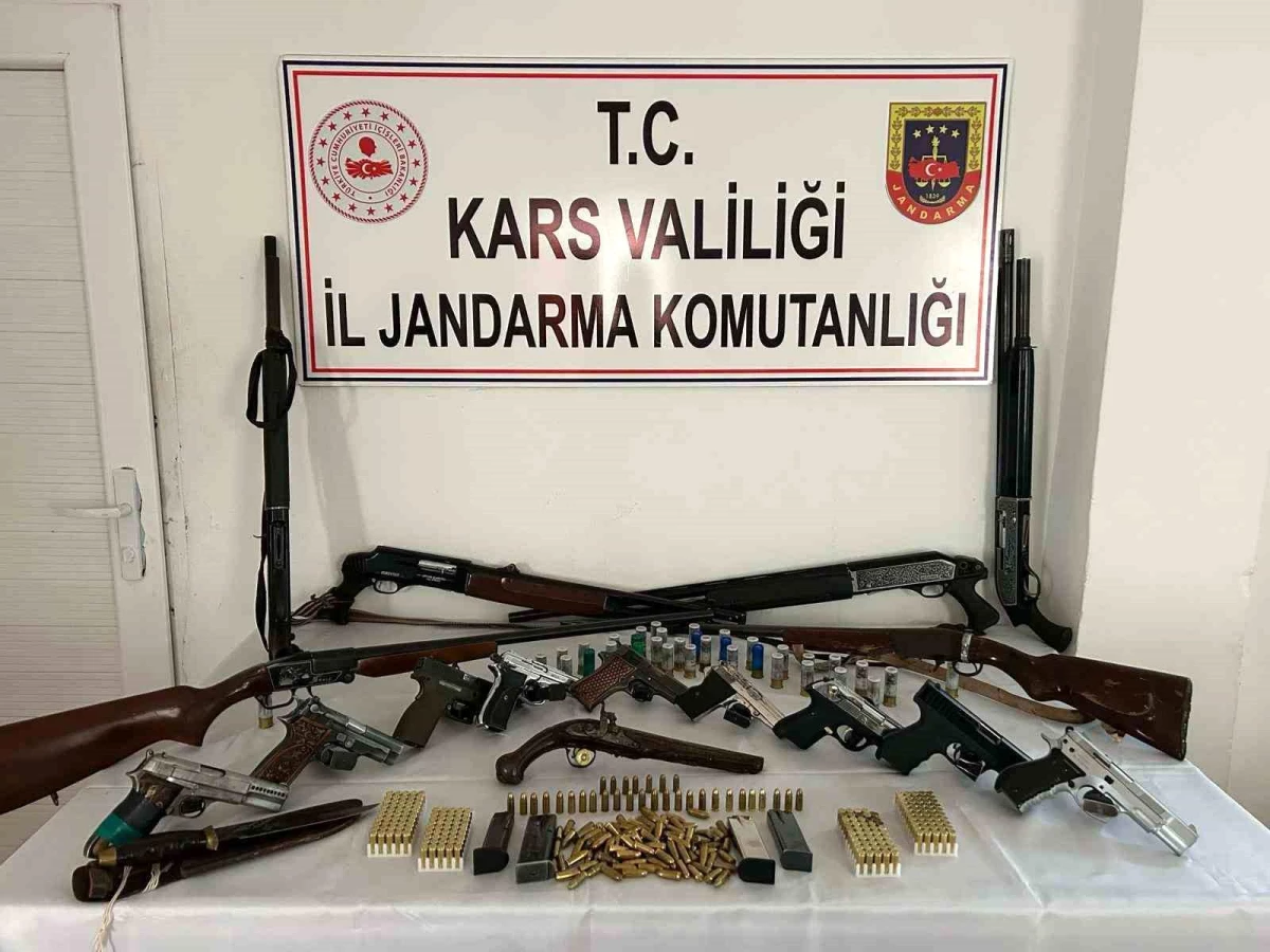 Kars\'ta Silah Kaçakçılarına Operasyon: Çok Sayıda Silah ve Mühimmat Ele Geçirildi