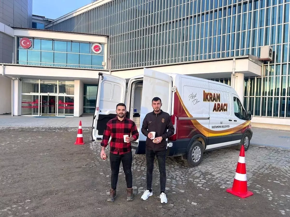 Kastamonu Belediyesi Üniversite Öğrencilerine Sıcak Çorba İkram Ediyor