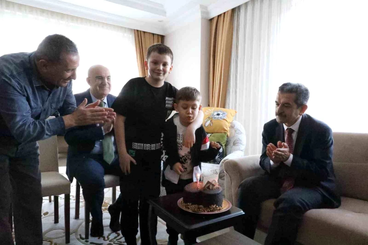 Kırklareli Valisi Birol Ekici, şehit komiser yardımcısı Selim Sarıkaya\'nın oğlu için sürpriz doğum günü düzenledi