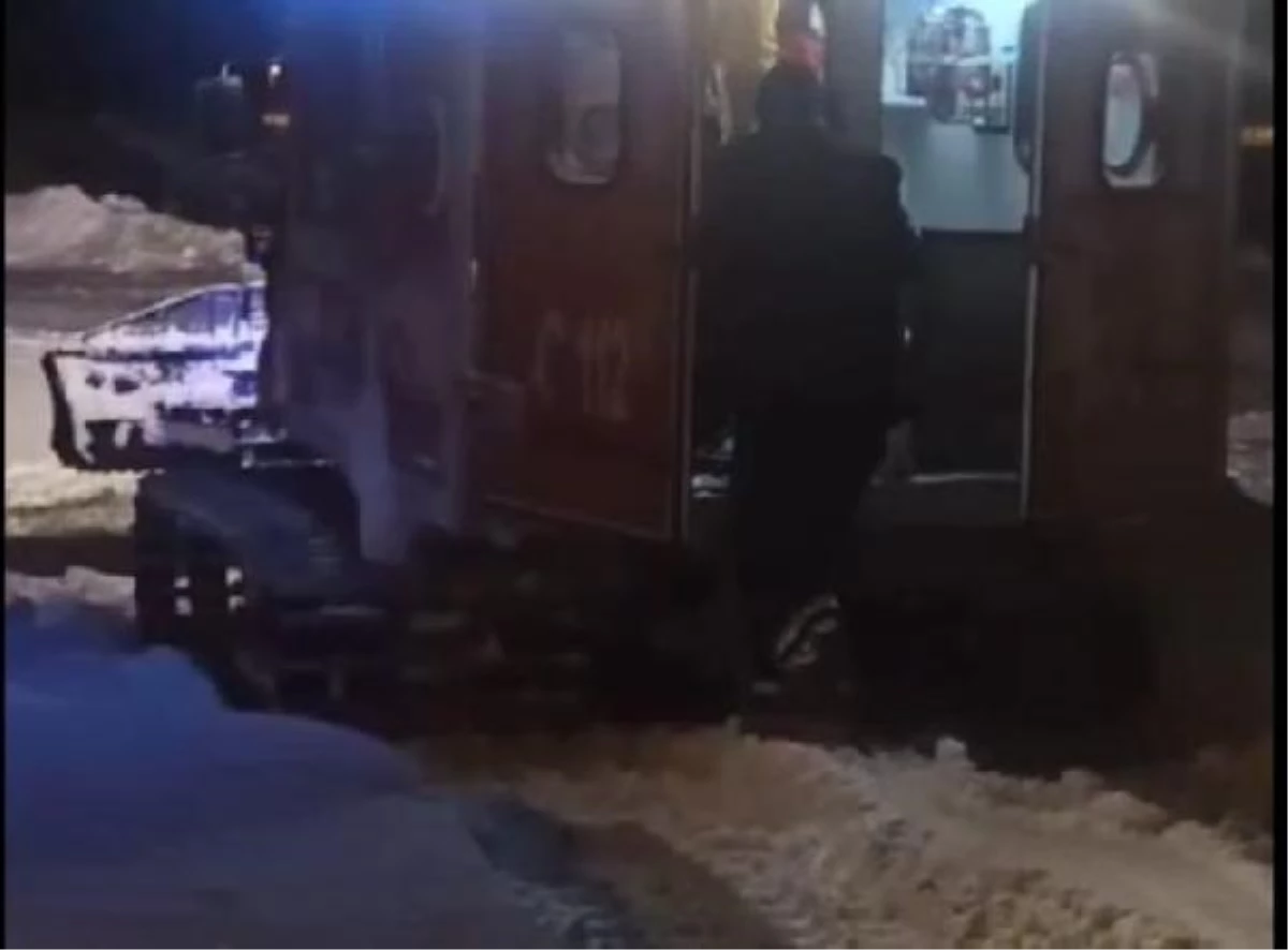 Van\'ın Özalp ilçesinde kardan kapanan yol açılarak hastaya paletli ambulansla ulaşıldı