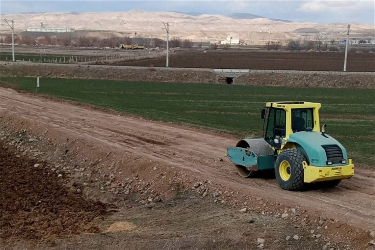 Kırşehir İl Özel İdaresi Köy Yollarında Bakım ve Onarım Çalışmalarına Devam Ediyor