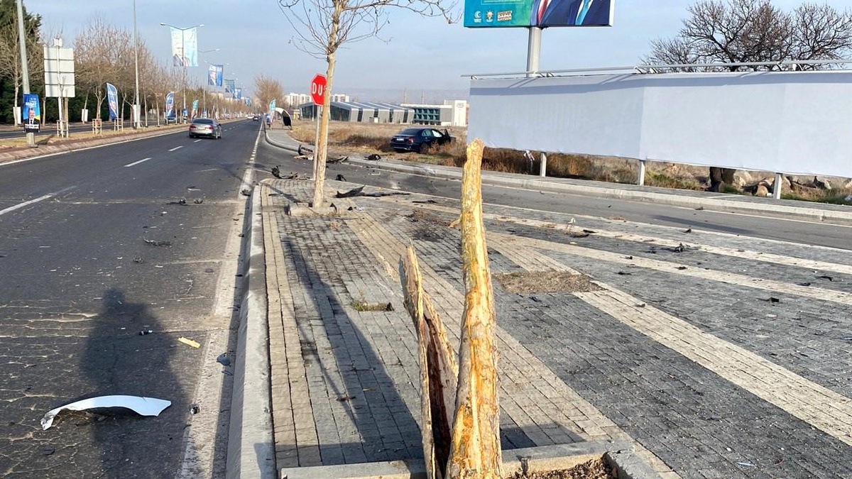 Lüks otomobilin karıştığı kazada ortalık savaş alanına döndü: 1 yaralı