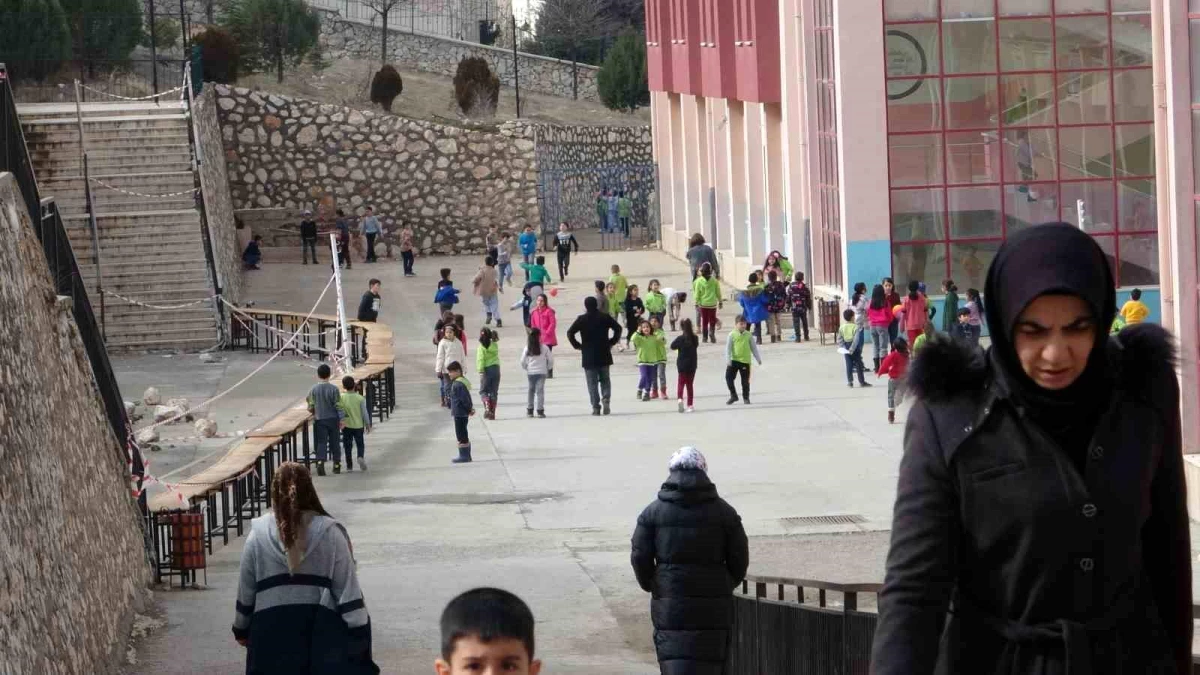 Malatya\'da İlkokulun İstinat Duvarı Çöktü
