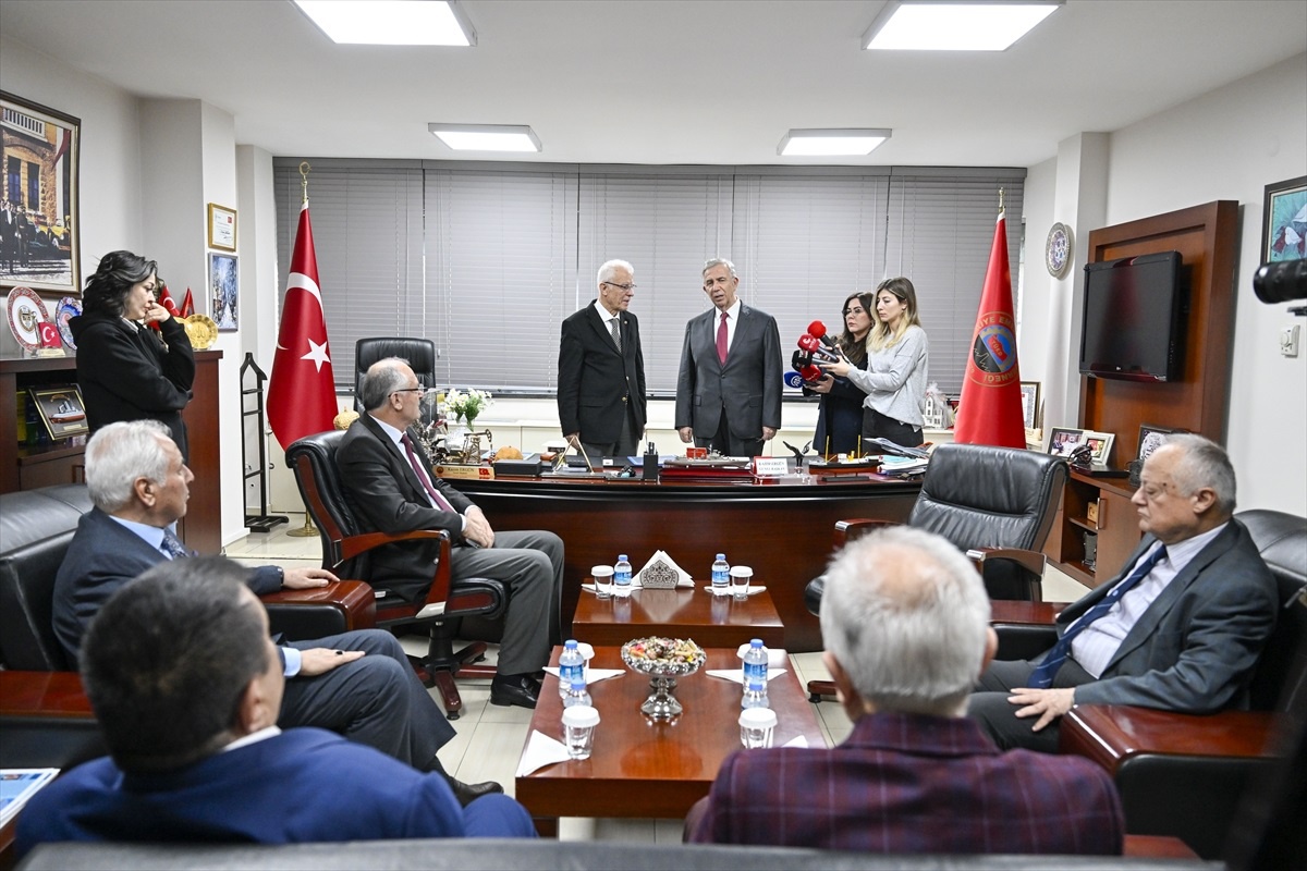 Ankara Büyükşehir Belediye Başkanı Mansur Yavaş, Türkiye Emekliler Derneği\'ni ziyaret etti