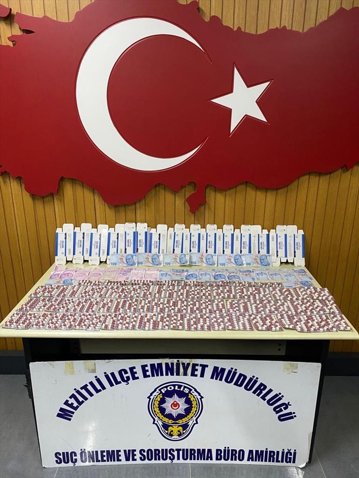 Mersin\'de Otomobilde Gizlenmiş 1158 Uyuşturucu Hap Ele Geçirildi