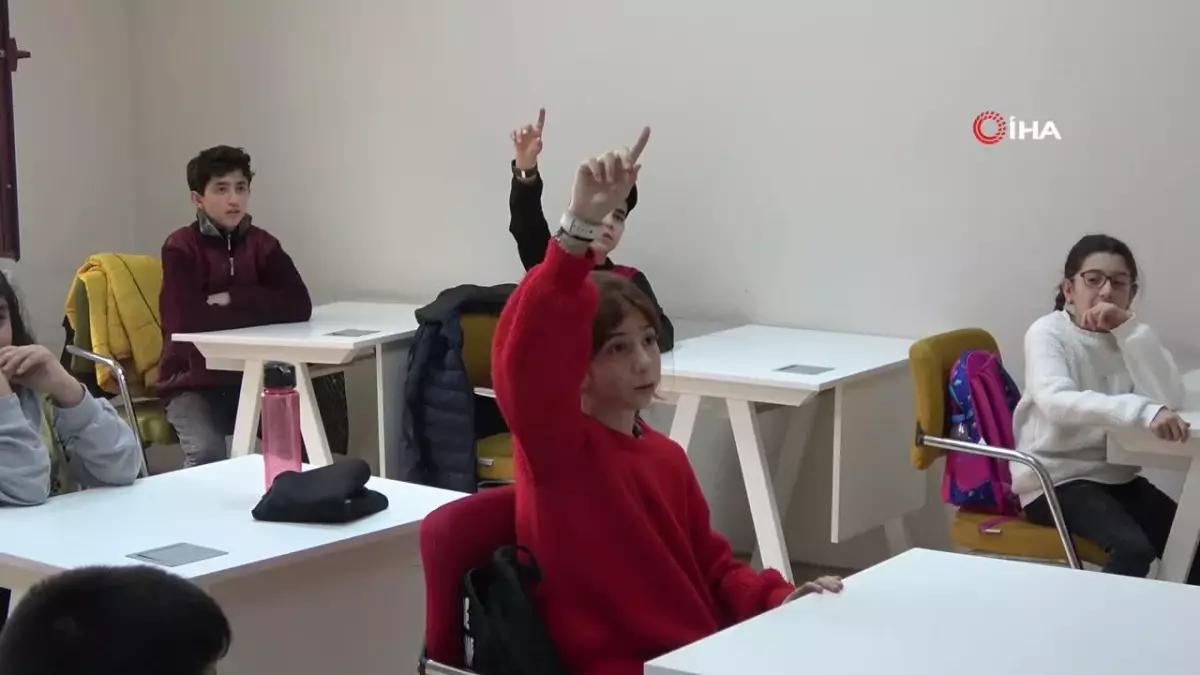 Minikler İngilizce kursunda hem eğleniyor, hem de öğreniyor