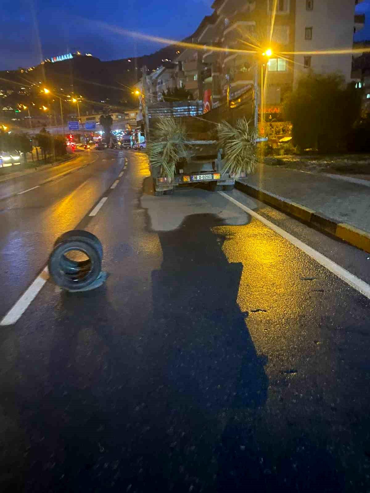 Alanya\'da motosiklet kamyonla çarpıştı: 1 ölü