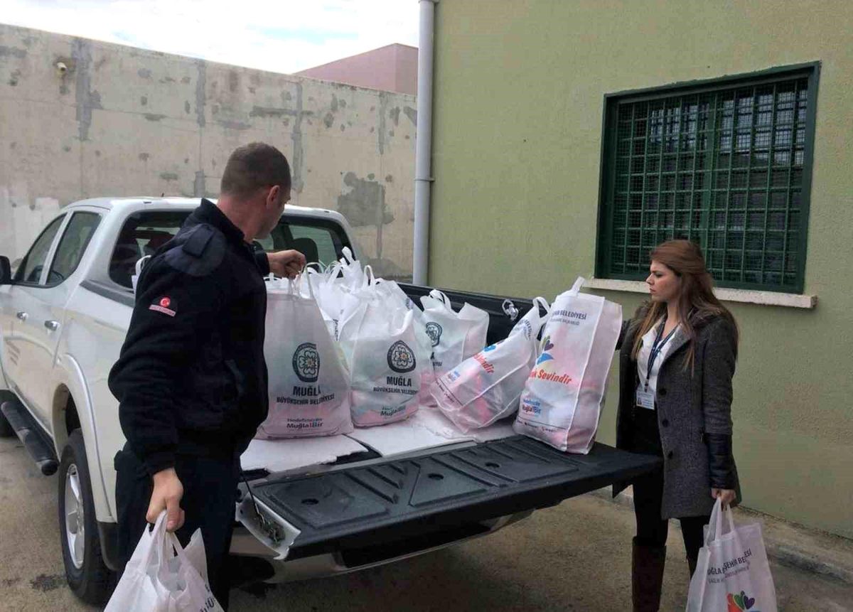 Muğla Büyükşehir Belediyesi Kadın ve Çocuklara Hijyen Paketi Dağıtıyor
