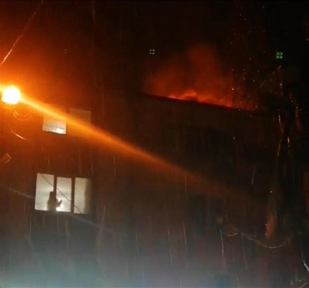 Muğla'da bir apartmanın çatısına yıldırım düştü, yangın çıktı