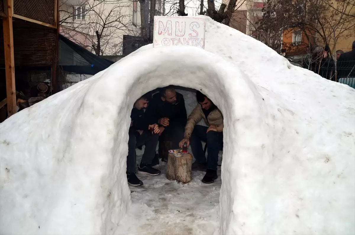 Muş\'ta Çay Ocağı İşleten Yılmaz Alak, Kar İglosu Yaparak Müşterilerine Çay İkramında Bulundu